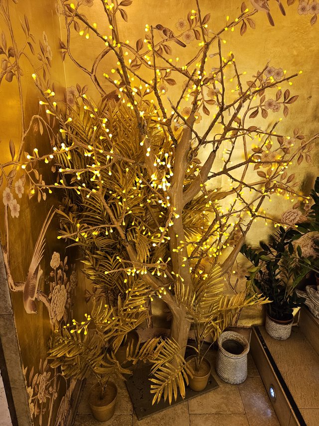 Árbol decorativo LED con mural dorado chinoiserie