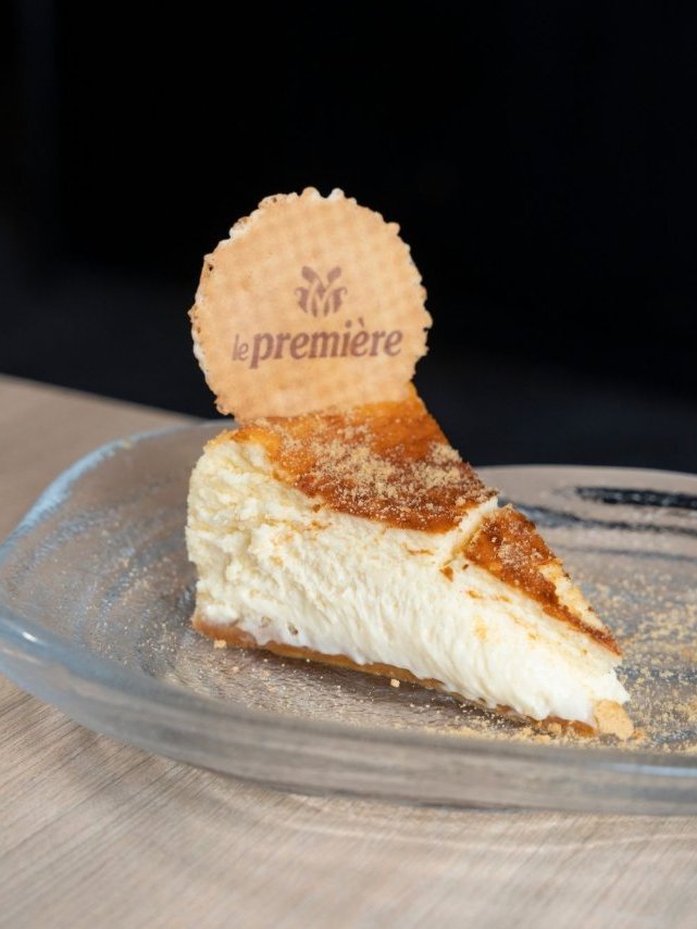 Cheesecake de la casa con oblea grabada con el logo de Le Première