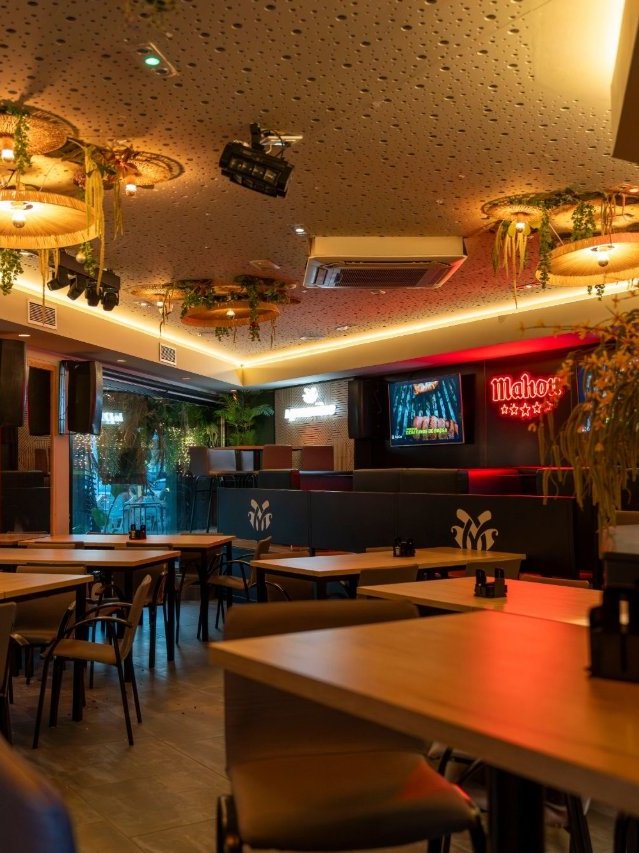 Interior del restaurante con mesas preparadas