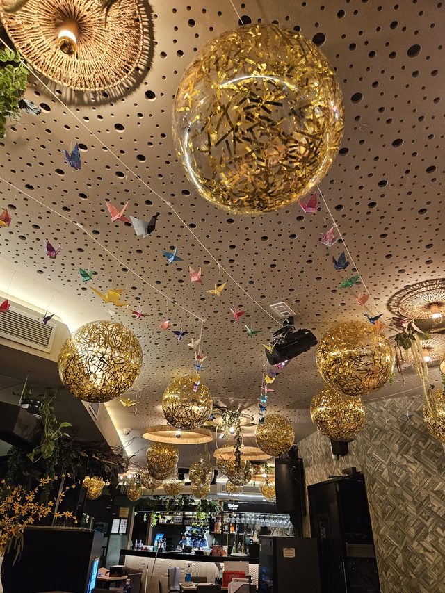 Decoración de techo con esferas doradas