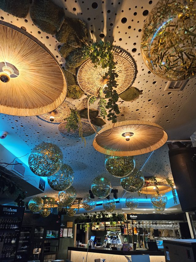 Techo con lámparas de rafia y esferas de cristal